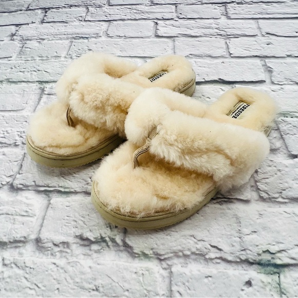 Fireside by Dearfoams Fluffy Cream Slippers Womans Size 10 Plush Fuzzy Cozy - Picture 2 of 9